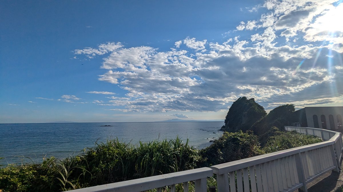 合宿所の近くの海。休憩時間の景色
