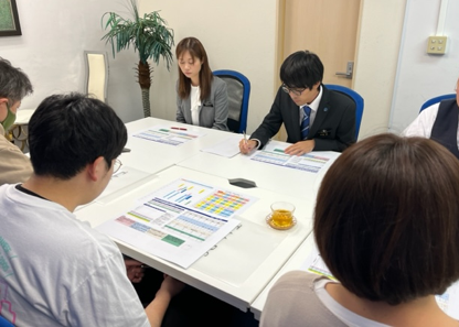 保護者面談の風景（分析表と校内模試のデータを囲んでの戦略会議）