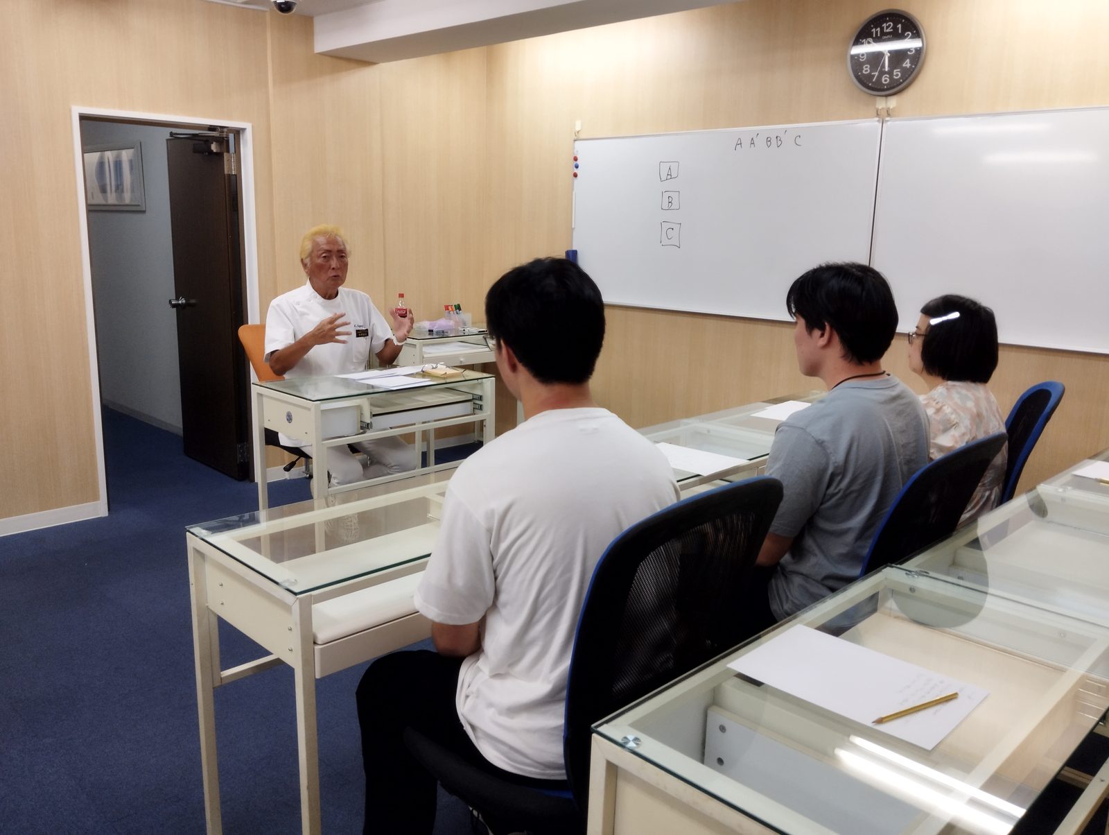 TMPS医学館 本校の教室。講師が3人の生徒に指導している